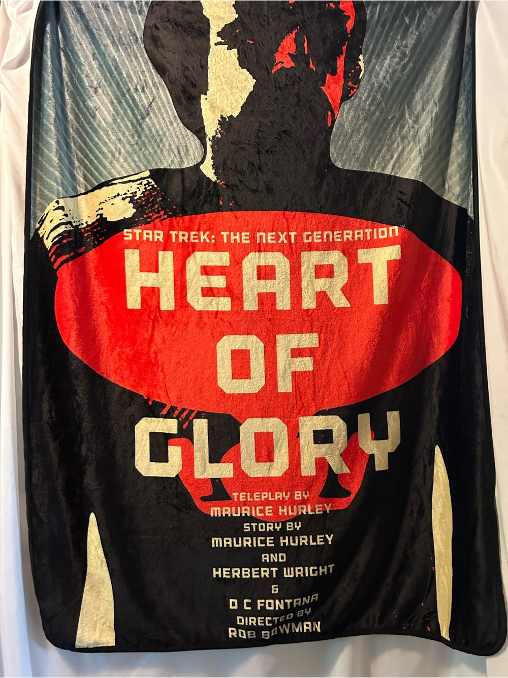 Star Trek: The Next Generation "Heart of Glory" Graphic Throw - Red & Black